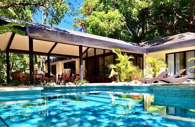 Welcome to Jingle Jangle Jungle - Casa Izquierda - Steps to town and beaches