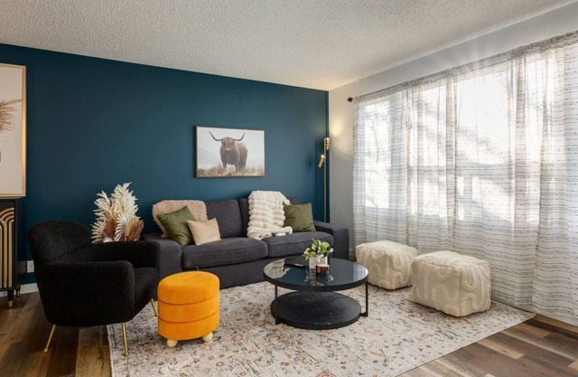 Welcome to "Majestic"This stunning 3 bdrm upper suite has everything you need for a relaxing stay