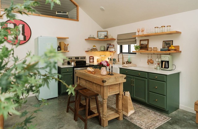 Welcome to our charming Montana cottage with a cozy traveler’s inn twist! .n