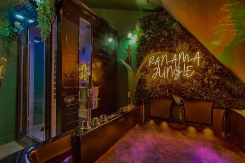 Welcome to Panama Jungle/Jacuzzi