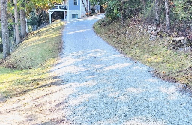 Welcome to The Chickadee Nest Retreat/Hot Tub WiFi