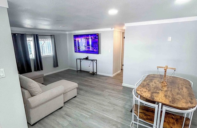 Welcome to The Cozy Cove, Your Lakeside Retreat