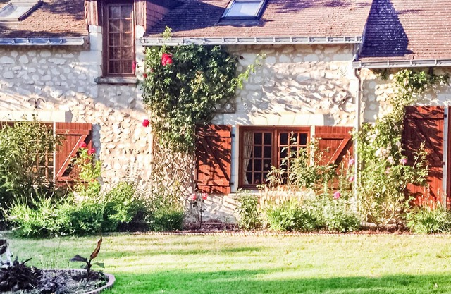 Welcome to this beautiful cottage with private pool located between Tours (45 km) and Angers (65 km)
