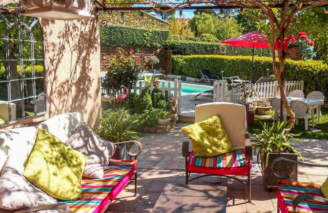 Welcome to this homey cottage with charming garden and swimming pool.