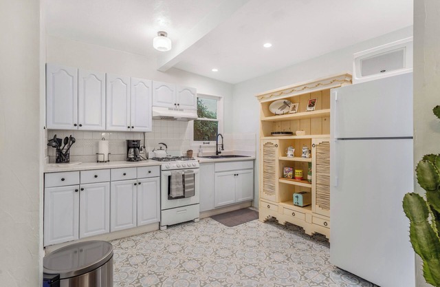 Welcoming 1-bedroom CasaLuna in Santa Barbara- Pet-Friendly