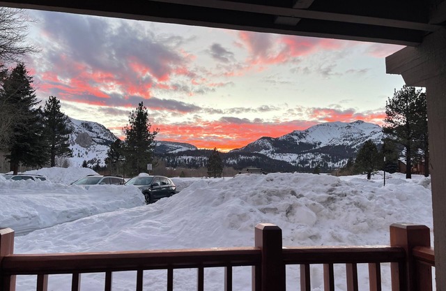 Welcoming 2-bedroom 2 bath Mammoth Lakes Condo with Amazing Mountain Views