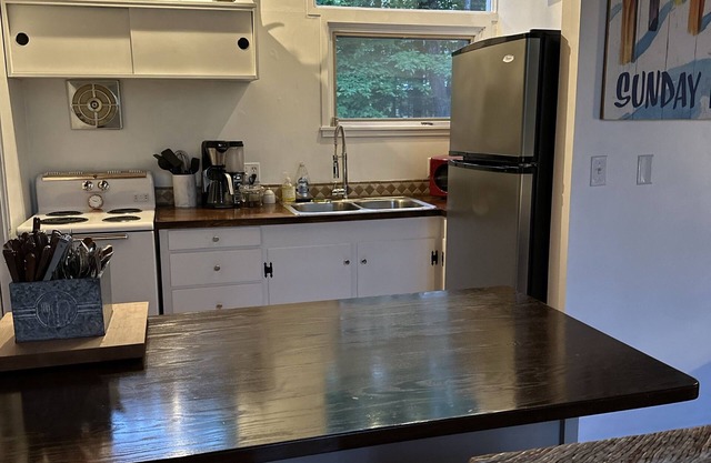 Welcoming 2-bedroom house with AC in Greenwood