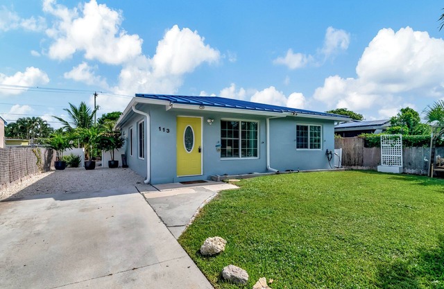 Welcoming 3-bedroom home, with AC near downtown Delray Beach, 1.9 miles to beach