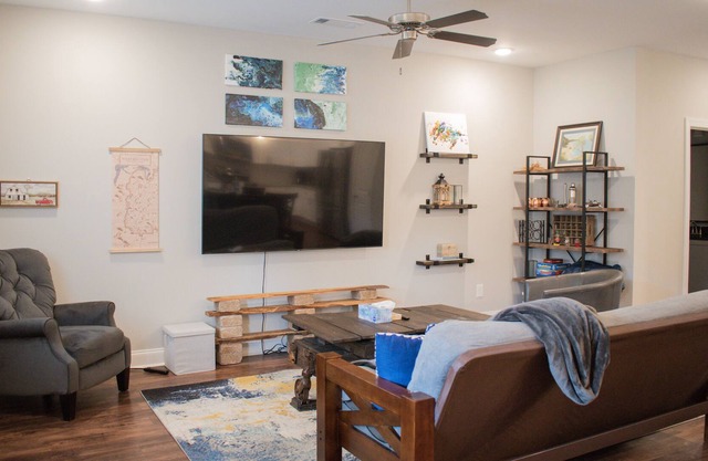 Welcoming 3 BR/3BA townhome - 1.5 mi to stadium