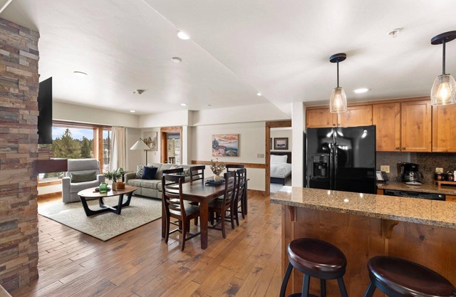 Welcoming Condo|Fireplace and Patio