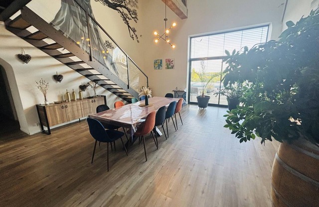 Welcoming cottage with pool and pet-friendly in Allier