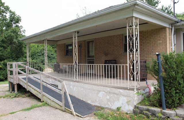 Welcoming cozy private bedroom and a shared bathroom with a large yard