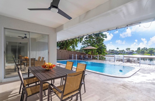 Welcoming Lakefront Pool Family Home in Hollywood