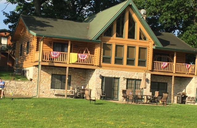 Welcoming log cabin on Keeler Lake - 5 bedrooms for a cozy getaway