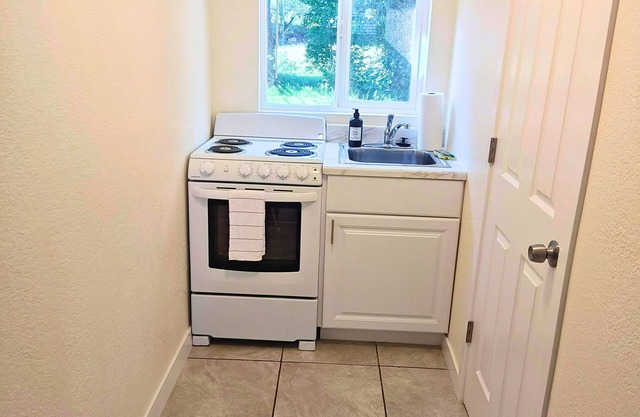 Welcoming studio with AC in marvelous Colorado Springs