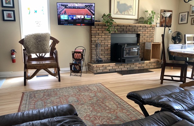 Well appointed homey bungalow, private deck, wilderness garden, quiet street.