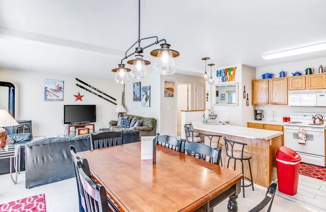 Well-located condo with private patio & access to tennis, shared pool, & hot tub