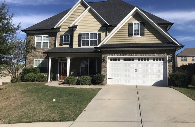 Well maintained, comfortable home accessible to masters, near Champions Retreat