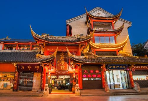 Wenjun Courtyard Hotel -5 mins walk from Tonghuimen metro station, near Tianfu square, close by culture park and Sichuan opera house, English speaking service, local tours