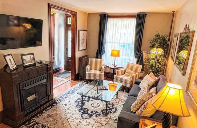 West Broadway Guesthouse with off-street parking