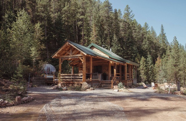 West Glacier Cabin, Hot Tub, Stunning views, RV Hookup