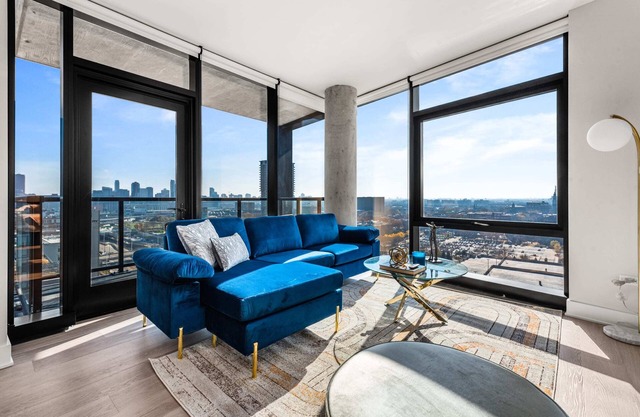 West Loop Balconied 2BR for Upscale Tours