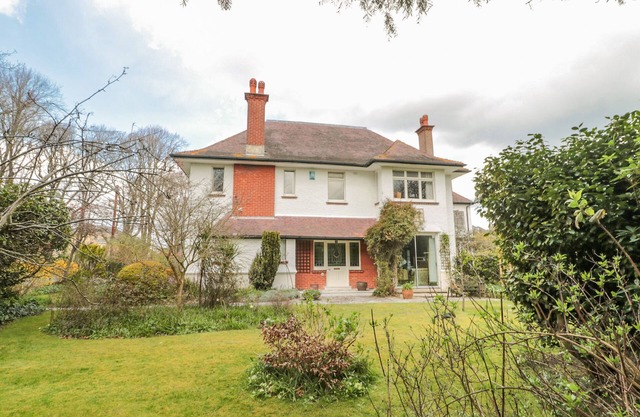 WEST RIDGE, character holiday cottage, with a garden in Boscombe