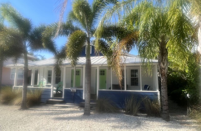 West Unit of Beach to Bay Cottage.just 100 feet from Gulf Beach!