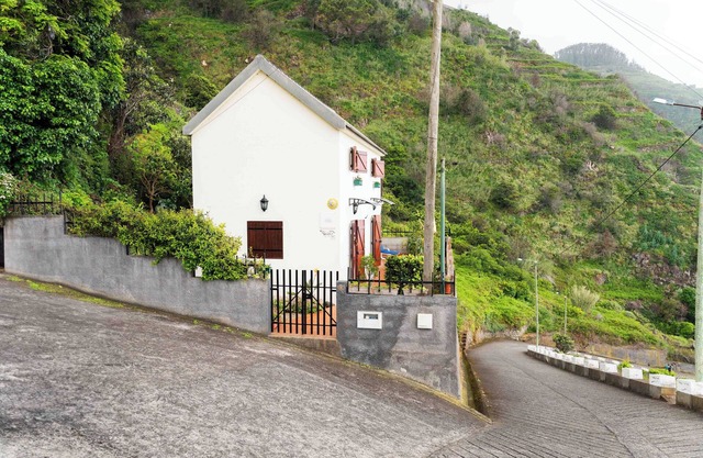 Whale's lodge - rustic villa on a hillside in Porto Moniz