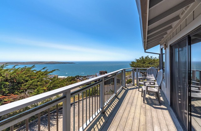 WhaleWatch~Scenic Coastal Retreat Perfect for Families, WiFi/HotTub/GmRm/Pup