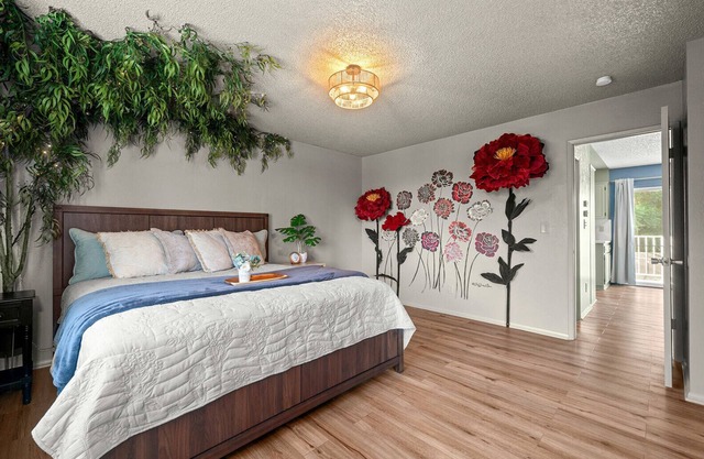 Whimsical 2 bedroom in Inland Empire! Close to ONT airport, shopping,theme parks
