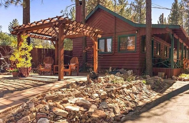 Whispering Pines - Eagle's Nest Rustic Cabin