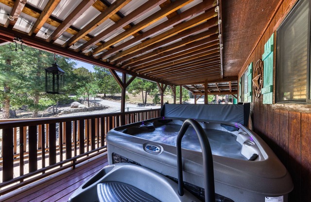 Whispering Woods | King Suite + Wildlife Views