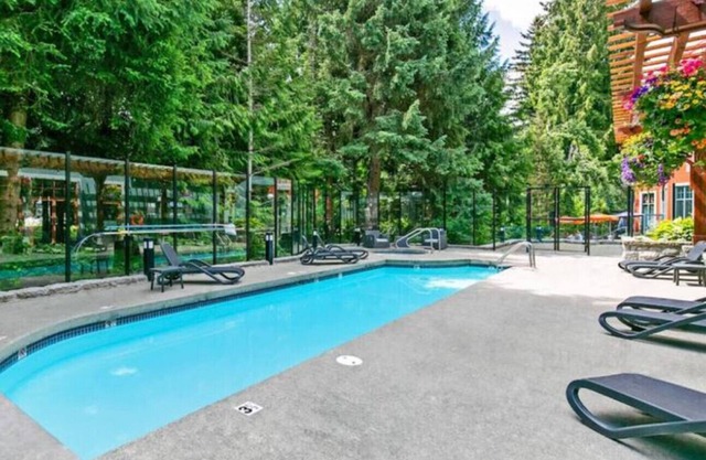 Whistler Village North 1BR:Near Shops & Restaurants, Balcony,Hot Tub & Pool!