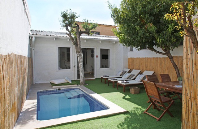White House. House with pool in Barcelona HUTB-009 161