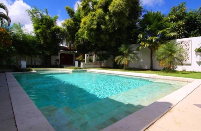 White Moon - Dream 5br Villa in Legian close to the Beach