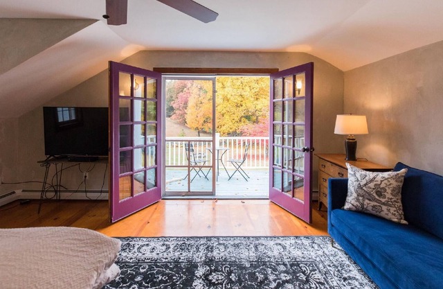 White Tail Farmhouse: Pet Friendly Home in Stone Ridge