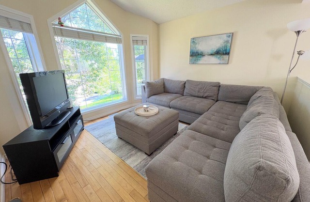 Whole House to Yourself! Cozy Suburban Getaway Near Riverside Pathways