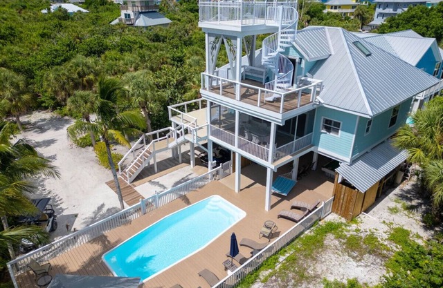 Wicked Dolphins: Private Pool, Tiki Bar & Golf Cart Included