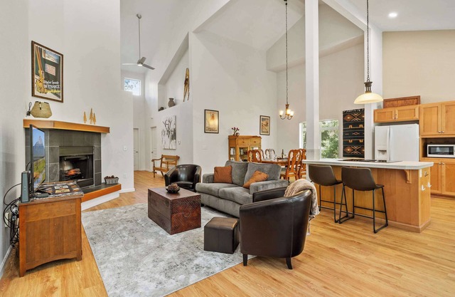 Widgi Creek Retreat! Lux Mt Bachelor Stay for 4!