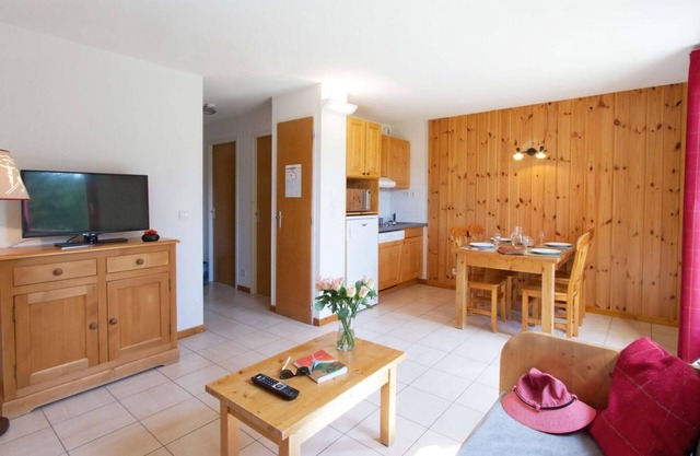 Wifi, ski-in/ski-out & foot of the slopes, fitness, swimming pool, terrace, balcony, parking, tv