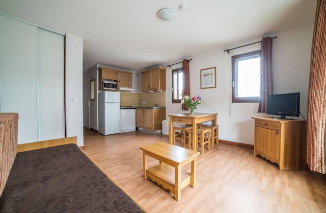 Wifi, ski-in/ski-out & foot of the slopes, fitness, swimming pool, terrace, balcony, parking, tv