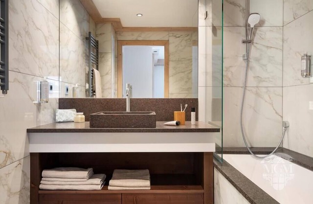 Wifi, ski-in/ski-out & foot of the slopes, view mountain, swimming pool, balcony, parking, tv, 63m²