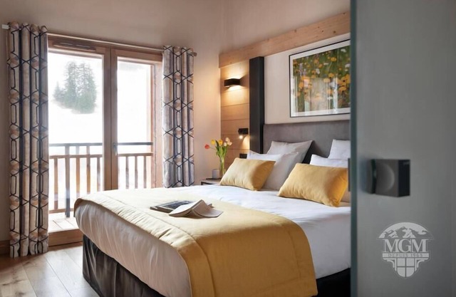 Wifi, ski-in/ski-out & foot of the slopes, swimming pool, sauna, hammam, balcony, parking, tv, 70m²