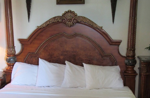 WIFI, Walk to the Beach, Kitchen, Nature Trail, Gold Flatware, Great Artwork!