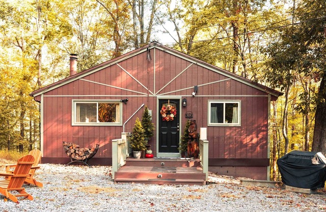 Wild Creek Cabin – Hot Tub, Fire Pit & Resort Access