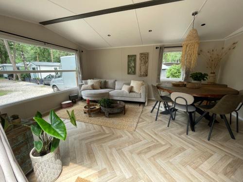 Wild Flower Wellness met privé Sauna en Hottub in prachtige tuin met overkapping