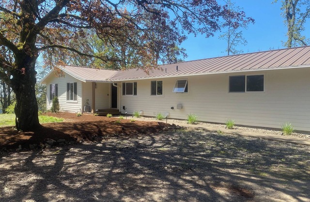 Wildfern Ranch: 3-bedroom, 2-bathroom house in welcoming Yamhill with AC & WiFi