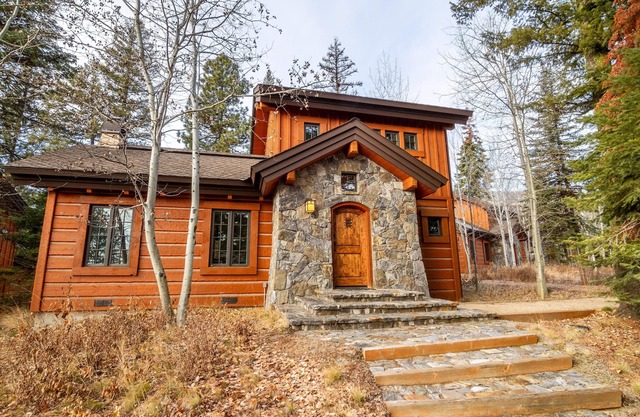 Wildflower Cottage - Peaceful Cottage | Ski-In/Ski-Out, Private Hot Tub