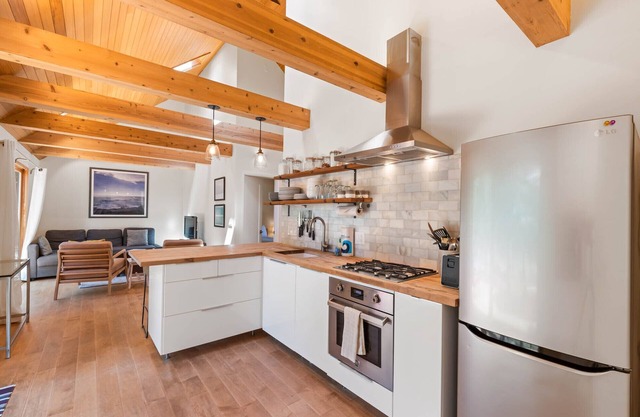 Wildwood - Modern 2 BR Private Hot tub. Walk to Regional Park and Trails